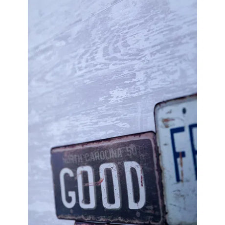 Grosfillex Element Compact Premium Cabane wit PVC wandpanelen met houtlook. 3,33 m² per verpakking. Vochtbestendig lichtgewicht en eenvoudig te installeren met elegante V-groef voor moderne interieurs.