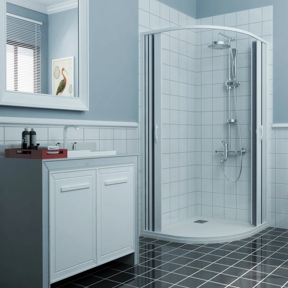 Luna New Flex douchescherm met middensluiting en vouwdeuren. Inkortbaar omkeerbaar en ruimtebesparend ontwerp van duurzaam PVC. Eenvoudige montage met voorgemonteerde deuren. Gemaakt in Italië en geschikt voor elke badkamer.